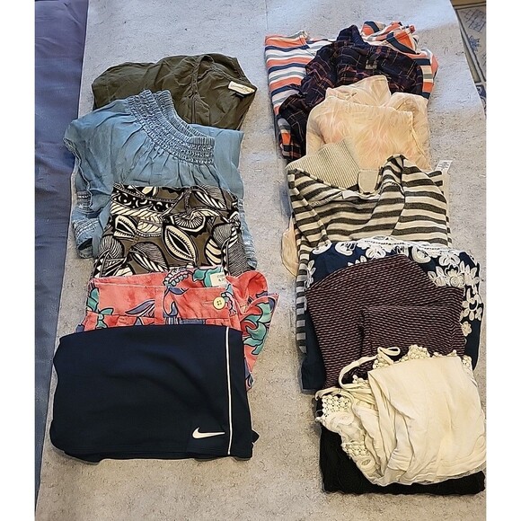 13 Women's Sz Large Clothing Items Mixed Styles & Brands For 1 Low Price *READ - Picture 3 of 16